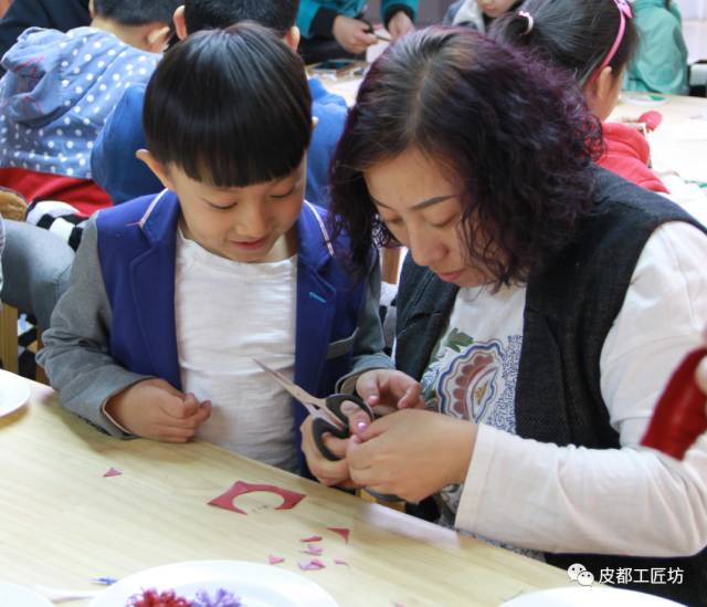 亲子手工活动：家庭艺术小世界